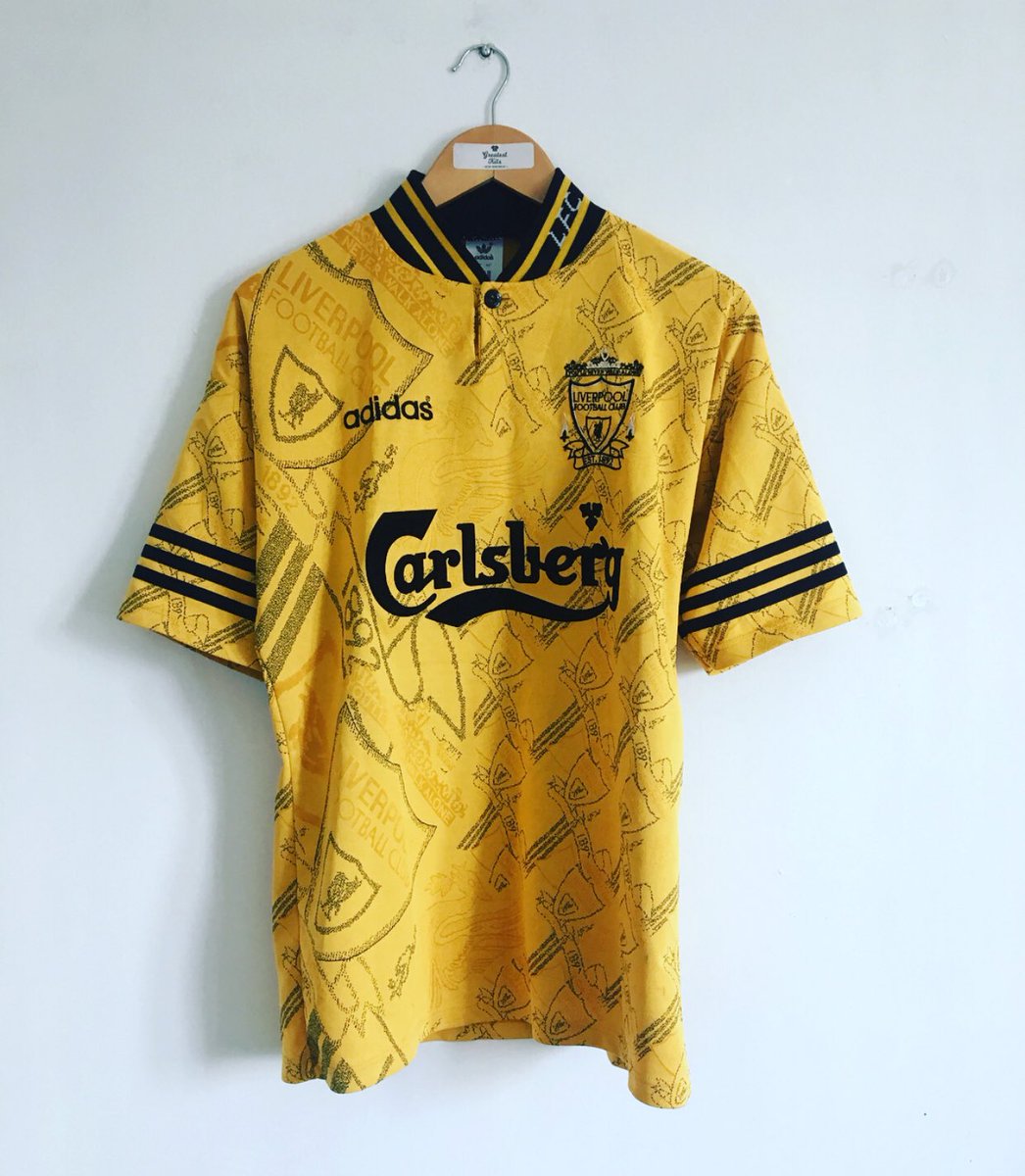 formakultur's tweet image. 90’lı yılların kendi ruhu, özgün bir tarzı vardı. Bunu dönemin formalarında da görmek mümkün. 
94/95 Liverpool deplasman forması.