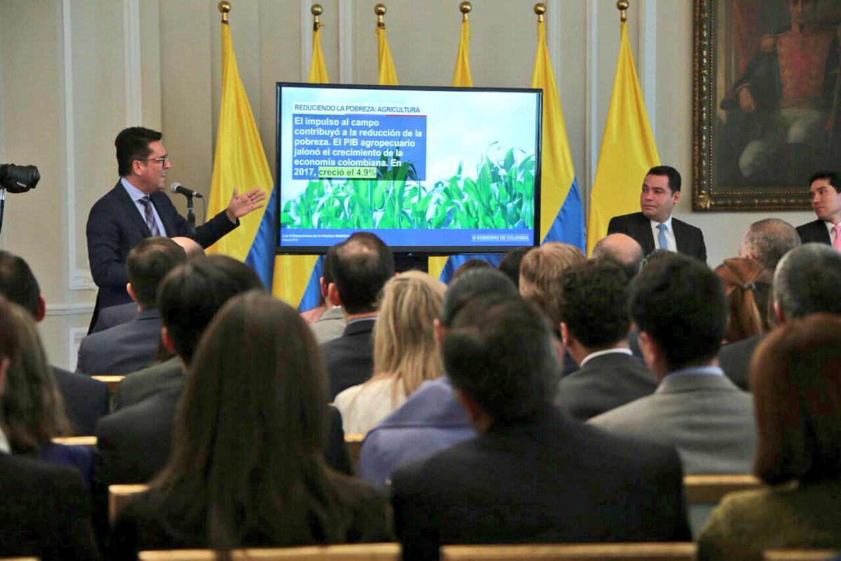 JuanGZuluaga's tweet photo. Aquí, en la entrega de resultados y avances de la lucha contra la pobreza se reafirmó el papel fundamental de nuestro sector, el mismo que gracias a la paz hoy renace y mueve el país. https://t.co/aWyaFJhRkw