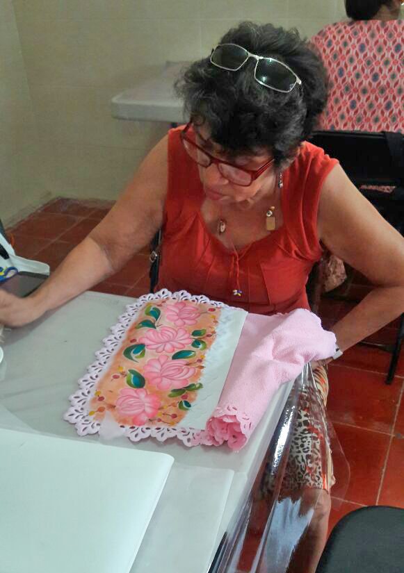 Roel_Com1's tweet photo. ¡Mira lo que hacen las alumnas de Valladolid - Yucatán! bajo la tutela de Miss Alejandra Rangel de #Roel en las clases de #pintura en #tela, madera, #vitro, #vitral y pasta #francesa. Anímate, estaremos hasta el 24 de marzo; por supuesto en #ManualidadesconRoel https://t.co/QWHMiD3JC1