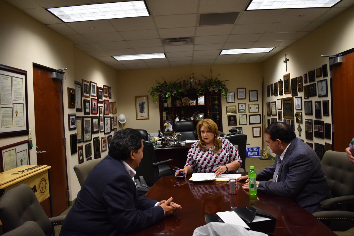 ConsulMexMAC's tweet photo. Reunión de trabajo del Titular, C��nsul Eduardo Bernal @egbernalm y el Alcalde de la ciudad de Mission, Tx, Norberto Salinas https://t.co/5m42SauyE8