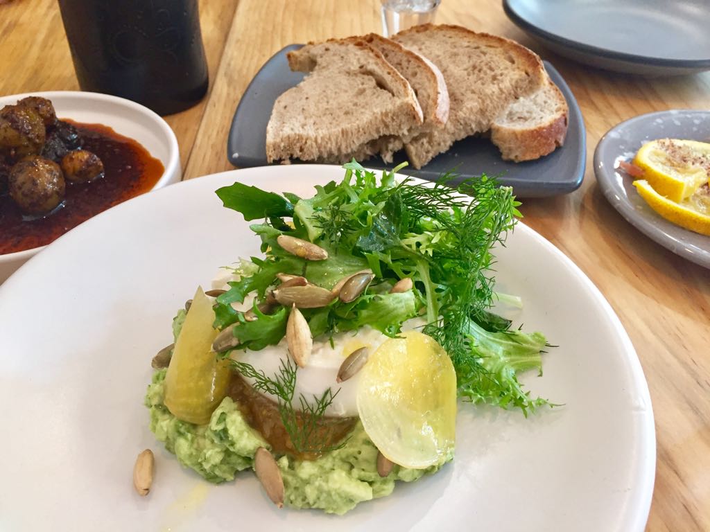 FoodandTravelMX's tweet photo. Ya es hora de comer y hoy te queremos antojar los platos de @CercanoComedor (Av. México 157, frente al parque), los chefs son los talentosos @elsa_joh y @CesarVazt, ¡no te pierdas su arroz con hongos y la deliciosa burrata con guacamole, hierbas y compota de naranja! 🥑🍊🥗 https://t.co/hDdBxztO1J