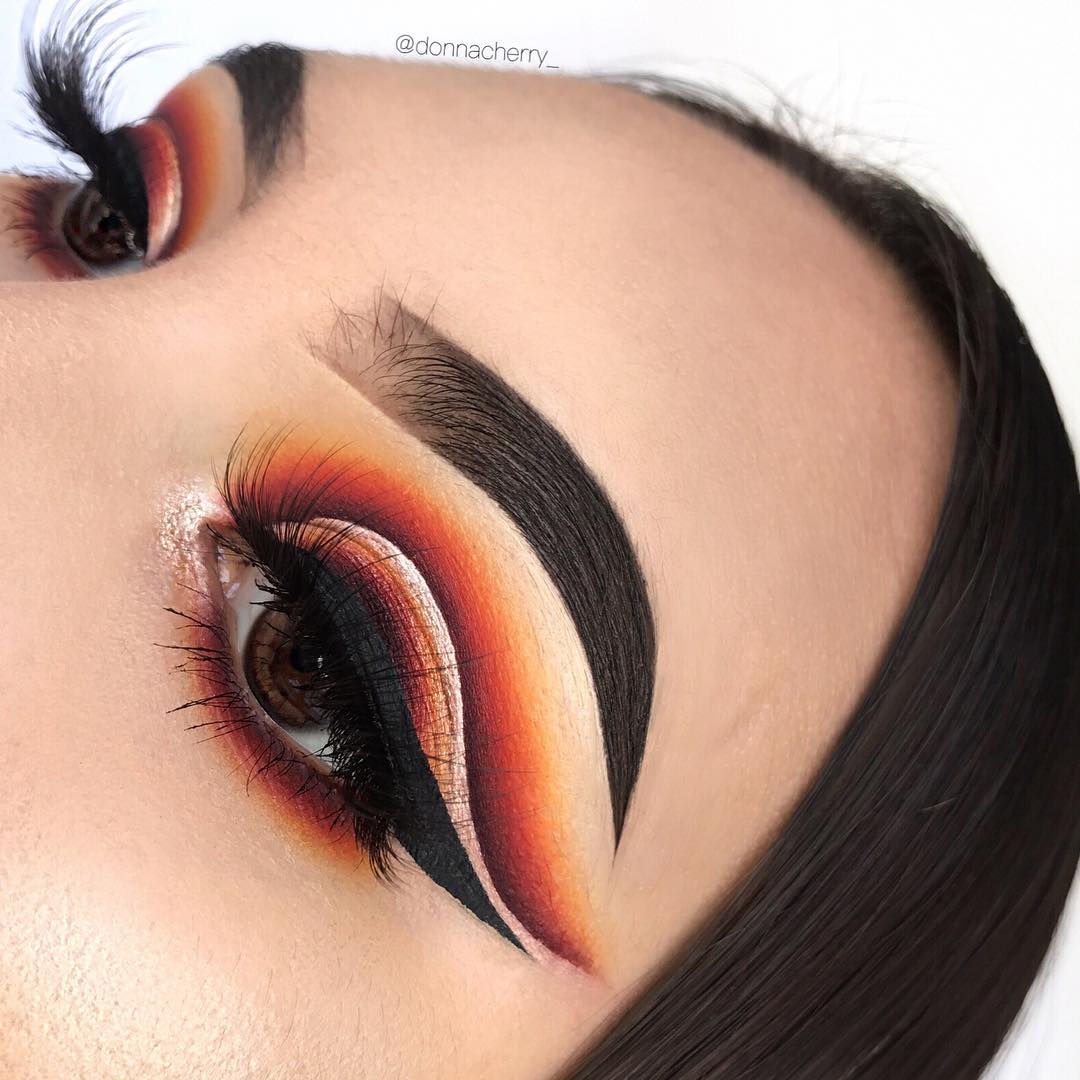 thebalm's tweet photo. Dear 2018…@donnacherry_ didn’t come to play! 👏🏼 She's using our brand NEW #TakeHomeTheBronze Bronzer! This anti-orange bronzer is made for bronzing up the face, sculpting a sharp contour, or as gorgeous transition shades for the eyes! #THTB #theBalm #WomenEmpowderment #Repost https://t.co/KxG75j5QQ2