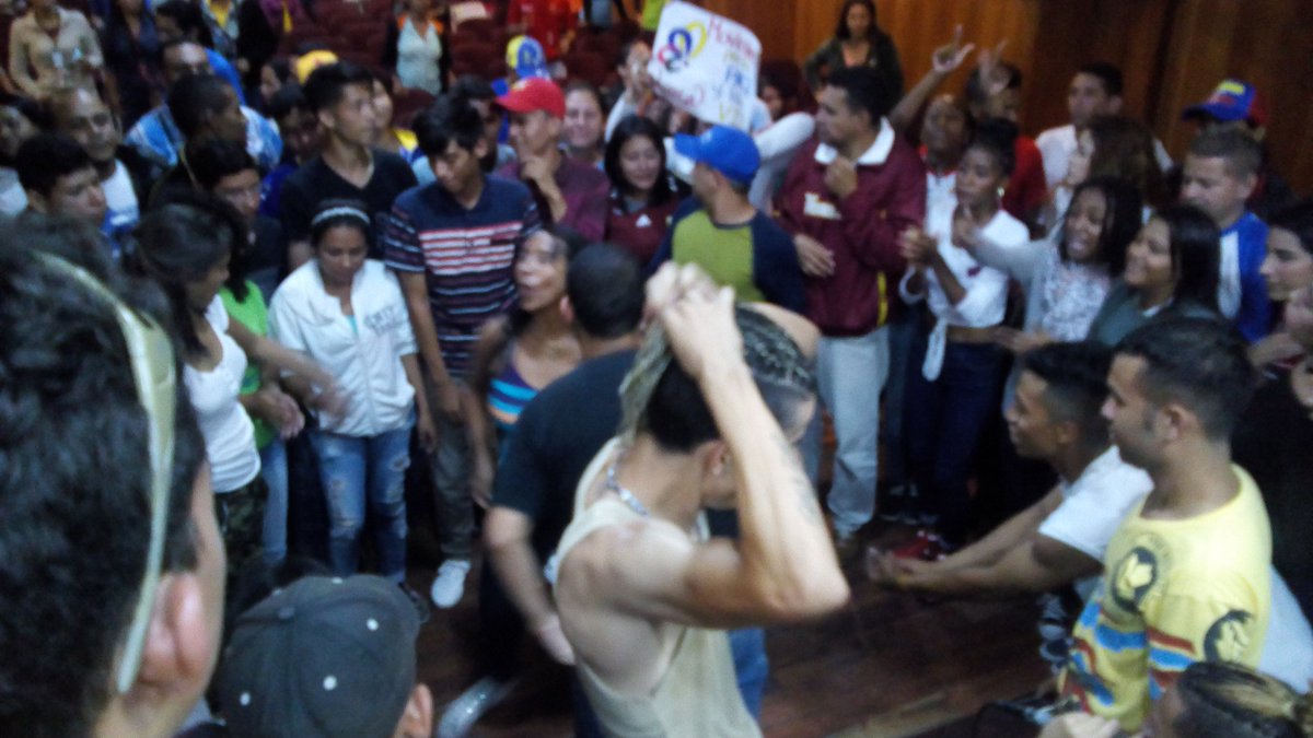 MPV_Lara's tweet photo. Se prendió la fiesta, por los #5AñosDePazYVida en San Antonio de los Altos #Encuentro #Nacional junto a .@mimouvargas .@AsuntosDPaz .@DPazyVida .@icorpolara .@NicolasMaduro .@gestionperfecta .@CEMA_LARA_  .@GestionGob_Lara .@luisjonaspsuv .@MOV_Apure .@SV_RedDeportes https://t.co/Te94yehHh0