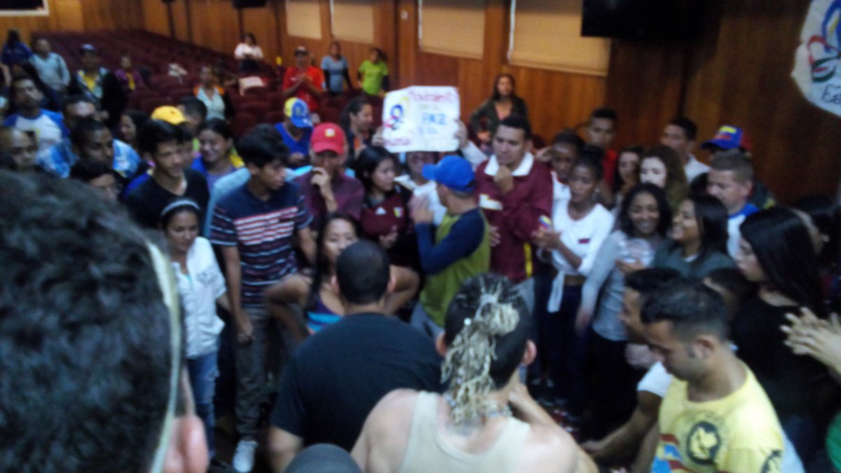 MPV_Lara's tweet photo. Se prendió la fiesta, por los #5AñosDePazYVida en San Antonio de los Altos #Encuentro #Nacional junto a .@mimouvargas .@AsuntosDPaz .@DPazyVida .@icorpolara .@NicolasMaduro .@gestionperfecta .@CEMA_LARA_  .@GestionGob_Lara .@luisjonaspsuv .@MOV_Apure .@SV_RedDeportes https://t.co/Te94yehHh0