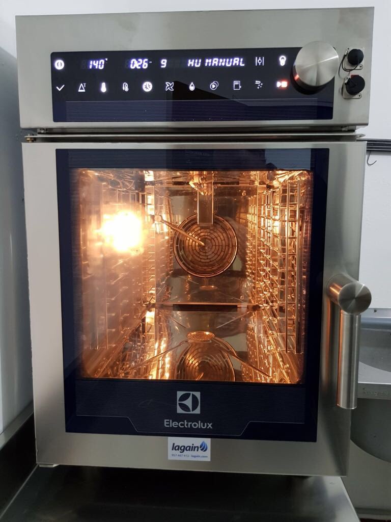 LagainSAT's tweet photo. Nuestro equipo técnico se ha desplazado a la provincia de Jaén, donde hemos realizado la instalación de un nuevo horno compacto #Electrolux MultiSlim para un restaurante.
¡Gracias por confiar en nosotros!
“El horno compacto MultiSlim, el perfecto aliado para tu restaurante” https://t.co/MZigzPFg6N