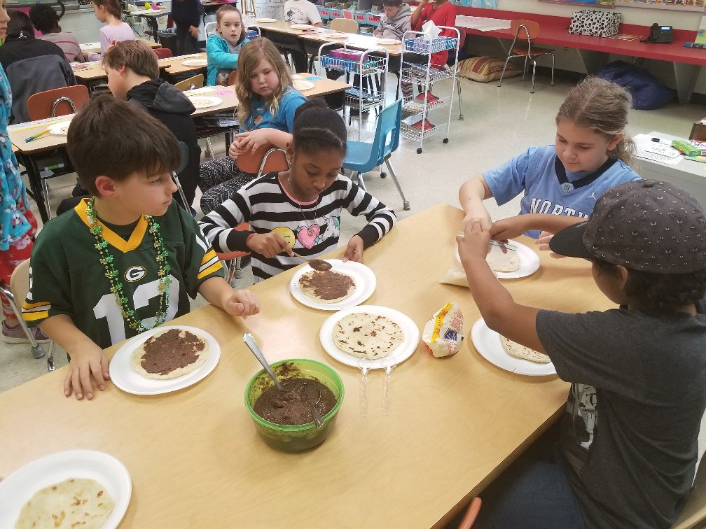MSanMartin29's tweet photo. For steps in procedures(Sequencing) we made baleadas a Honduran favorite food.They were following the steps on how to make a baleada,which they enjoy making it and eating it. #bemoreglobal @Smith_Seabees https://t.co/PPsPOVI03O