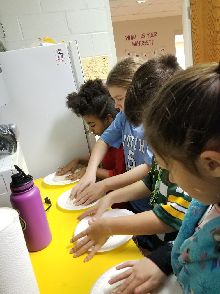 MSanMartin29's tweet photo. For steps in procedures(Sequencing) we made baleadas a Honduran favorite food.They were following the steps on how to make a baleada,which they enjoy making it and eating it. #bemoreglobal @Smith_Seabees https://t.co/PPsPOVI03O