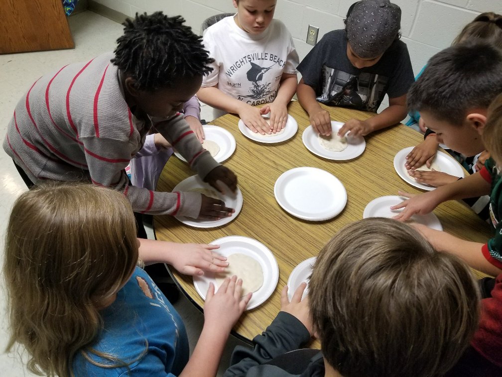 MSanMartin29's tweet photo. For steps in procedures(Sequencing) we made baleadas a Honduran favorite food.They were following the steps on how to make a baleada,which they enjoy making it and eating it. #bemoreglobal @Smith_Seabees https://t.co/PPsPOVI03O
