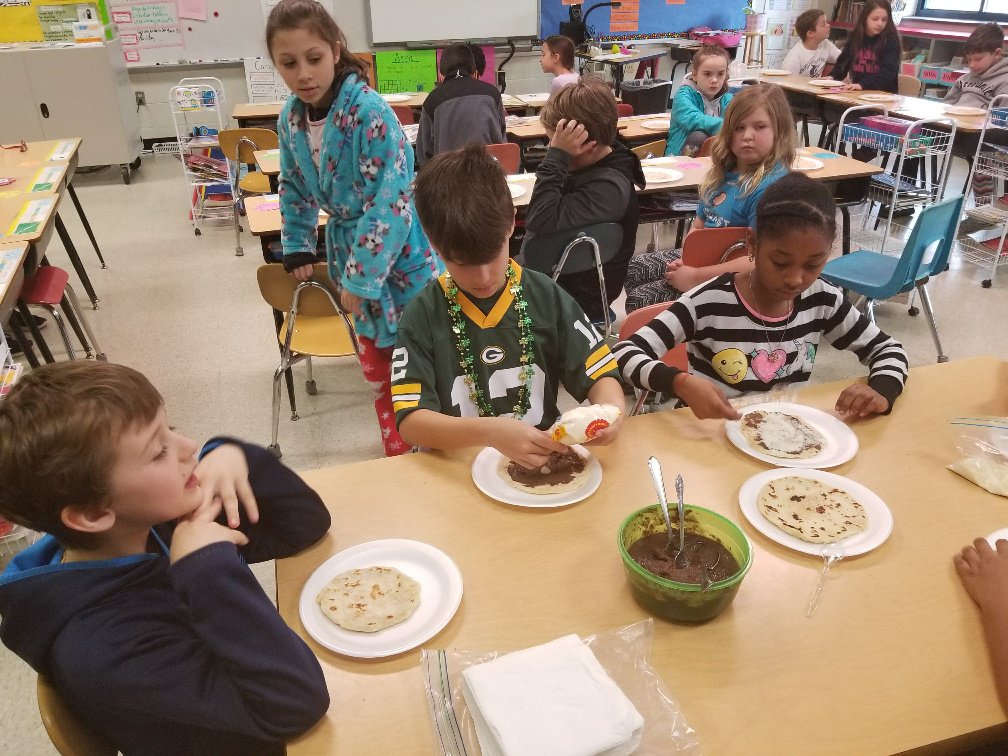 MSanMartin29's tweet photo. For steps in procedures(Sequencing) we made baleadas a Honduran favorite food.They were following the steps on how to make a baleada,which they enjoy making it and eating it. #bemoreglobal @Smith_Seabees https://t.co/PPsPOVI03O
