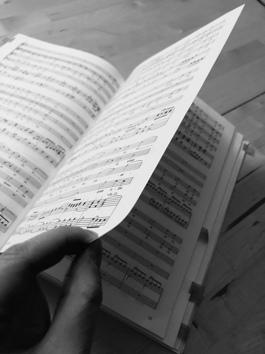 Ohne jegliches Geräusch durch den Klavierauszug zu blättern... das übt man auch vor dem Konzert! Bald beginnen die #Passionskonzerte #Cherubini <a href="/aarg_kantorei/">Aargauer Kantorei</a> aargauerkantorei.ch/aktuelle-proje…