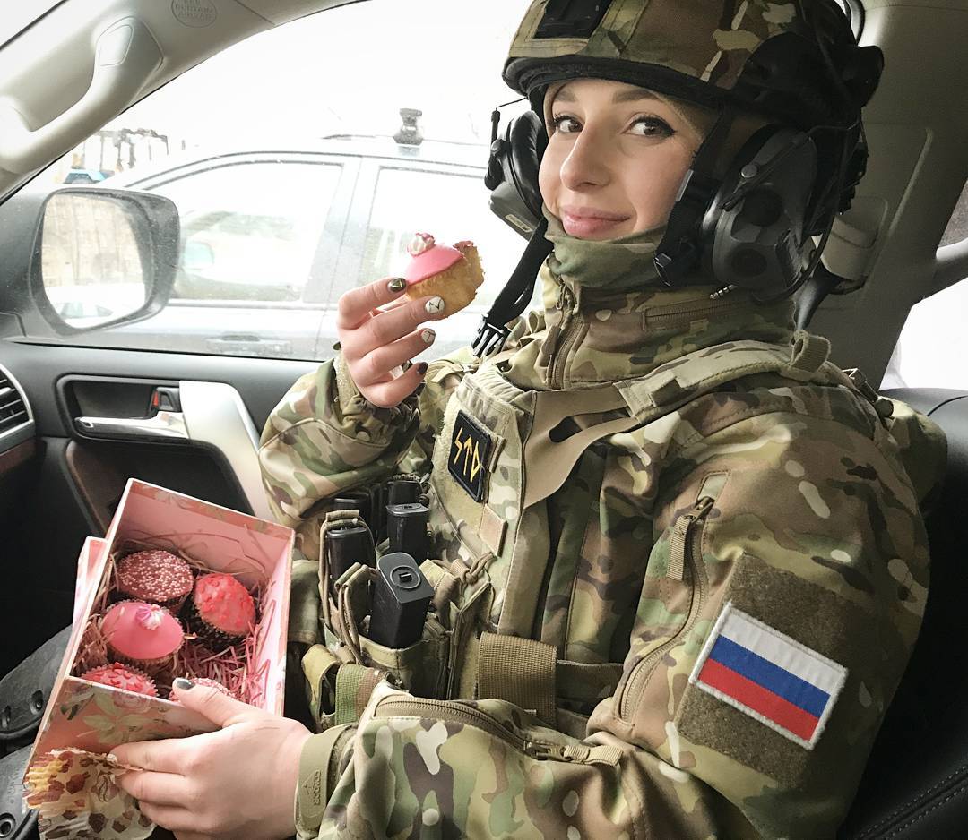 Девушки в форме военной спецназ