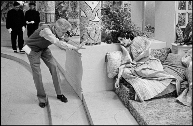 Happy birthday Fanny Ardant.
Filming La vie est un roman, with Alain Resnais.
Martine Franck, 1982 