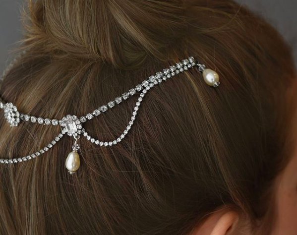 Add this fun #hairpiece to perfect your #weddingday look! (Photo: <a href="/armenphoto/">Armen Elliott</a>)