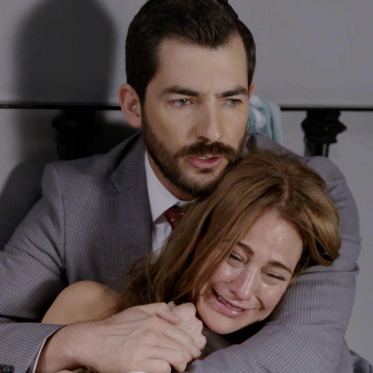 Canal_Estrellas's tweet photo. Leonardo ve amarrada a Olivia en la cama, la rescata y le promete que buscará a Arturo para hacerlo pagar por el daño que le hizo. #REVIVE la escena de @PorAmarSinLey https://t.co/XuhWPwRcUB https://t.co/AF5idR8K5o