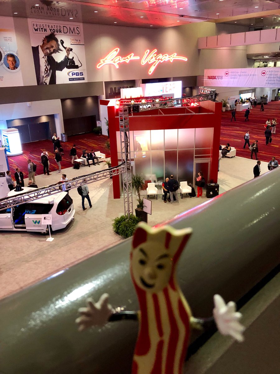 HomeSlice502's tweet photo. I wish @T_rev28 would hurry up and finish his seminars. I’m getting thirsty and my money is burning a hole in pocket! 🥃💰🍺💸 #Vegas #NADA2018 https://t.co/eLdb9HeYr5