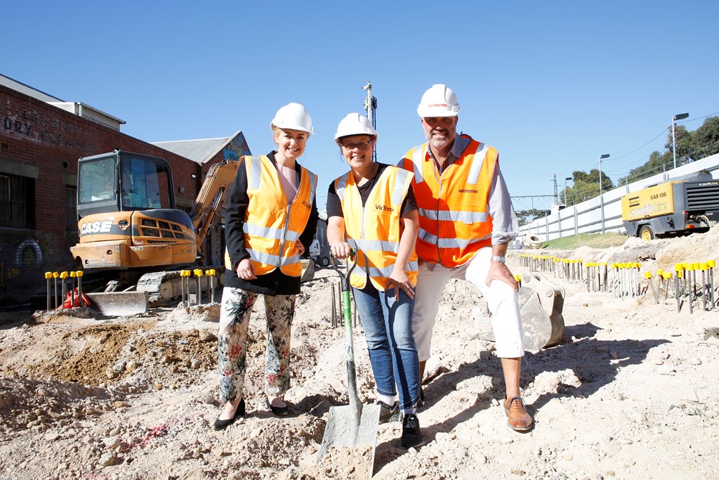 We met @Jane_GarrettMP at Jewell Station to see how construction is progressing on the precinct redevelopment #brunswick #moreland #springst #property victrack.com.au/projects/key-p…