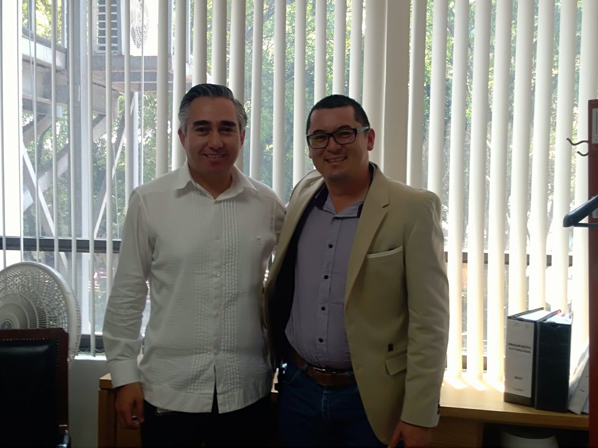 Presentación oficial ante las autoridades del <a href="/TecNMmx/">Tecnológicos</a>,  el maestro <a href="/MQuinteroq/">Manuel Quintero</a> director general del #TecNM y el maestro Manuel Chavez Sáenz Director General de Institutos Tecnológicos Descentralizados <a href="/ana_anaissabel/">Ana Vásquez Jim</a> @rirm_m @TecCarrilloPto <a href="/EducacionQR/">SEQ Educación</a>