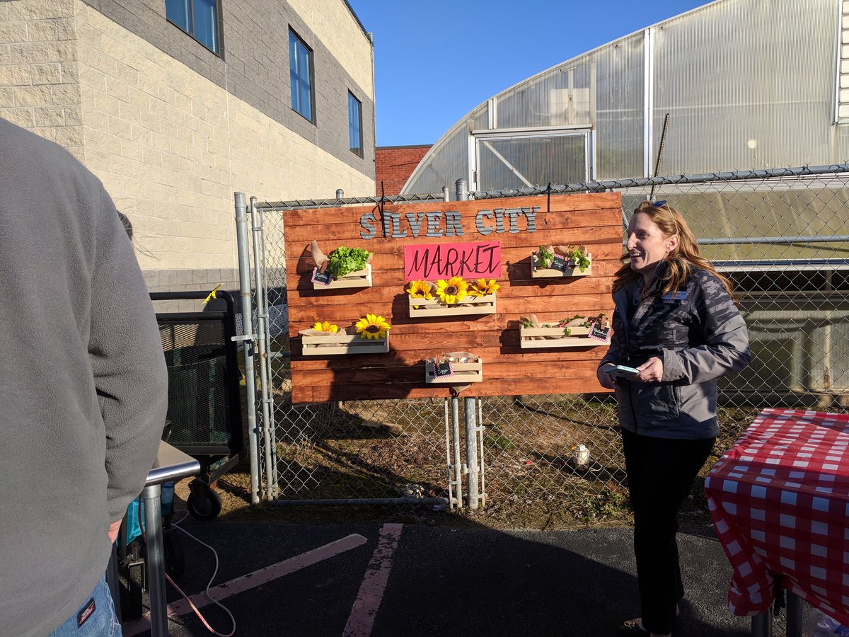 CatherineKeyser's tweet photo. First ever @FCSchoolsGA North Synergy family night! Bike trail opening, art show, elementary chorus, food, @FCCollegeCareer and more! Huge crowd braving the wind! https://t.co/sS5p65lJzG