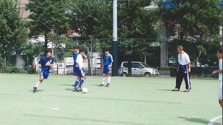 CoerverAP's tweet image. Flashback Friday - Alfred Galustian coaching these young Japanese Coaches back in 2000!! 😳😳 #Coerver #Memories