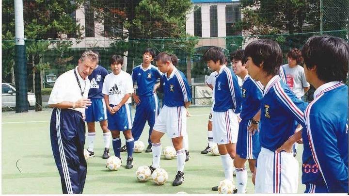 CoerverAP's tweet image. Flashback Friday - Alfred Galustian coaching these young Japanese Coaches back in 2000!! 😳😳 #Coerver #Memories
