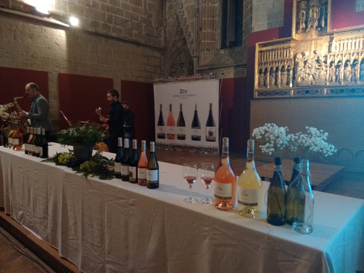 vinosnavarra's tweet photo. La Catedral de #Pamplona ha acogido la presentación de los vinos #Ledea de @bodegadeliedena. #NavarraWineLovers https://t.co/oQoepnqXrg