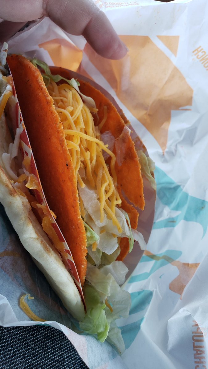 bigkiskewl's tweet image. @tacobell is this how this is supposed to look? This was in my #NachoFries Box today... #ZeroQualityControl