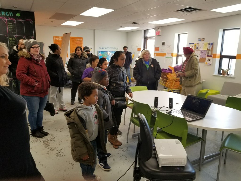 BGCPeel's tweet photo. #FamilySupportProgram @ONTrillium Family Volunteer Day at Sevastopol Food bank
#GreatFuturesStartHere https://t.co/zaiYD6TzoC
