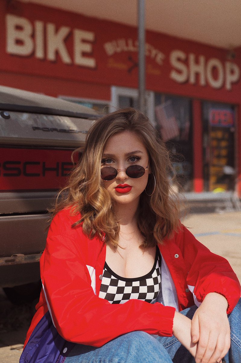 chloegonzo's tweet photo. 🏁

🏁

🏁

in frame: @lianaoclark 

shot by: @chloegonzo https://t.co/9EujrDfL0A
