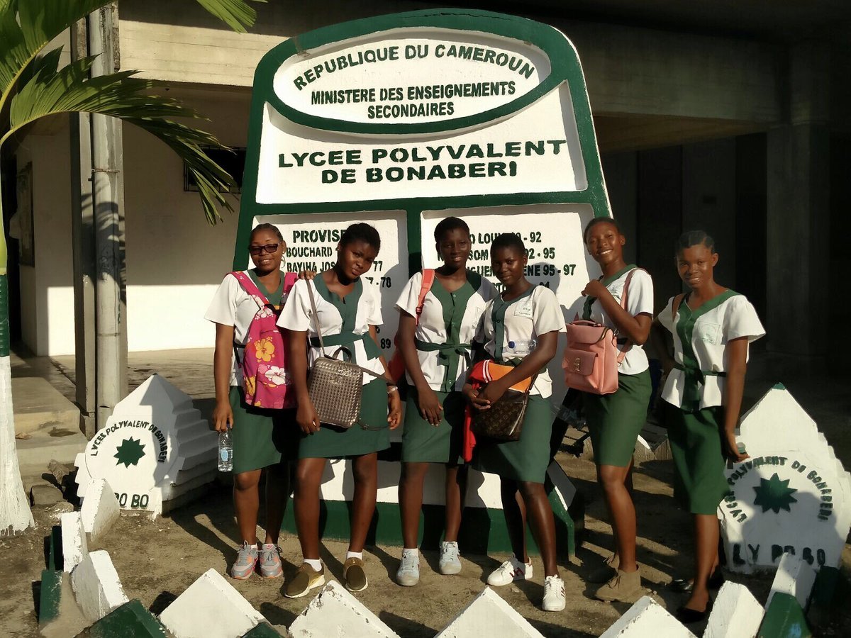 eniledefrance's tweet photo. #GOGREEN #HELPCLEAN sensibiliser au tri des #dechets et au #recyclage à #Douala un pari 100% Green 100% clean qui trace sa route #Bravo à ces 4 étudiantes tournées vers l’avenir 👍🏽 https://t.co/hG4rONfz22