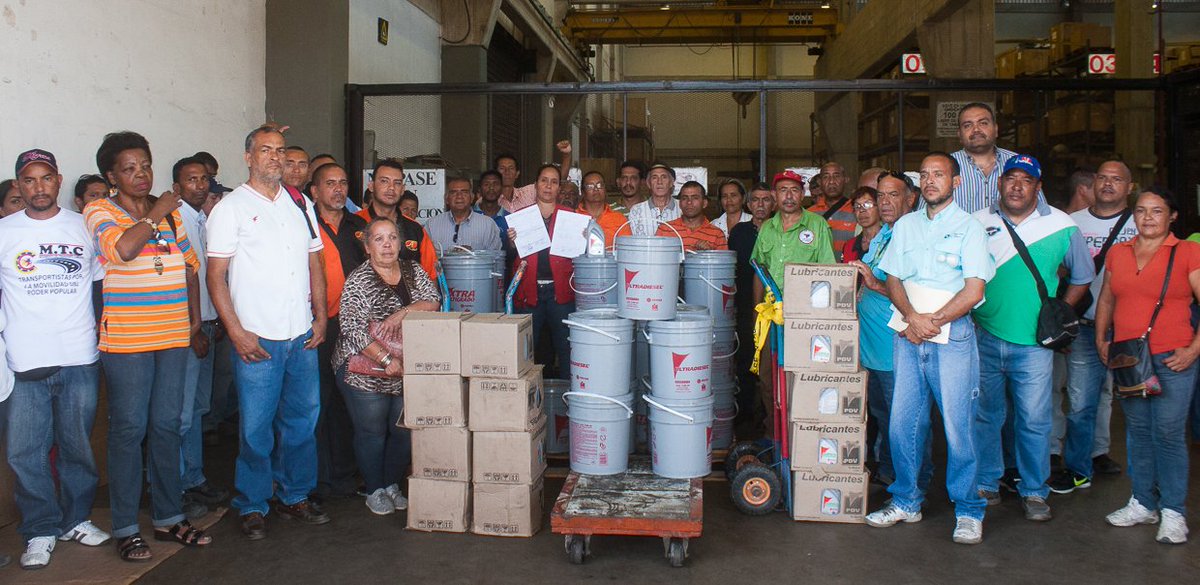 #22Mars2018 cumpliendo con la tarea encomandada por nuestro Presidente <a href="/NicolasMaduro/">Nicolás Maduro</a> #MisionTransporte continua atendiendo a transportistas de Caracas con  venta de lubricantes a precios justos, garantizando la movilidad del Pueblo #SeguimosAvanzando #MisionTransporteSomosTodos