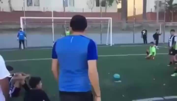 skillmint's tweet image. #Trickshot of the week! #Soccer #Penalty This goalie needs to work on his #Skills.
buff.ly/2G29q7W