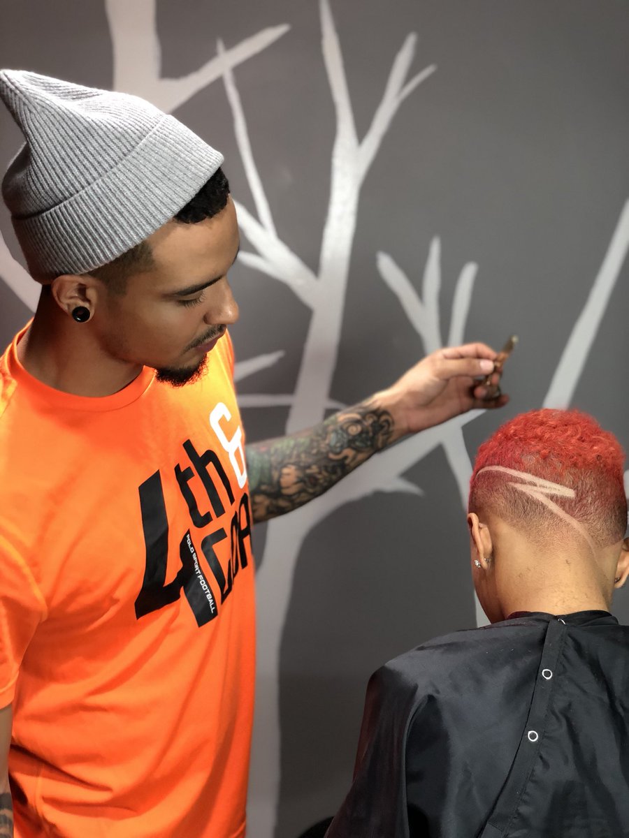 ronweezzzz's tweet photo. Guess who back in front the lens 😬 #OffTheLens cut/color by me #weezzzkutz 💈✂️🌹 #dmvbarber https://t.co/qdHcTuM5kq