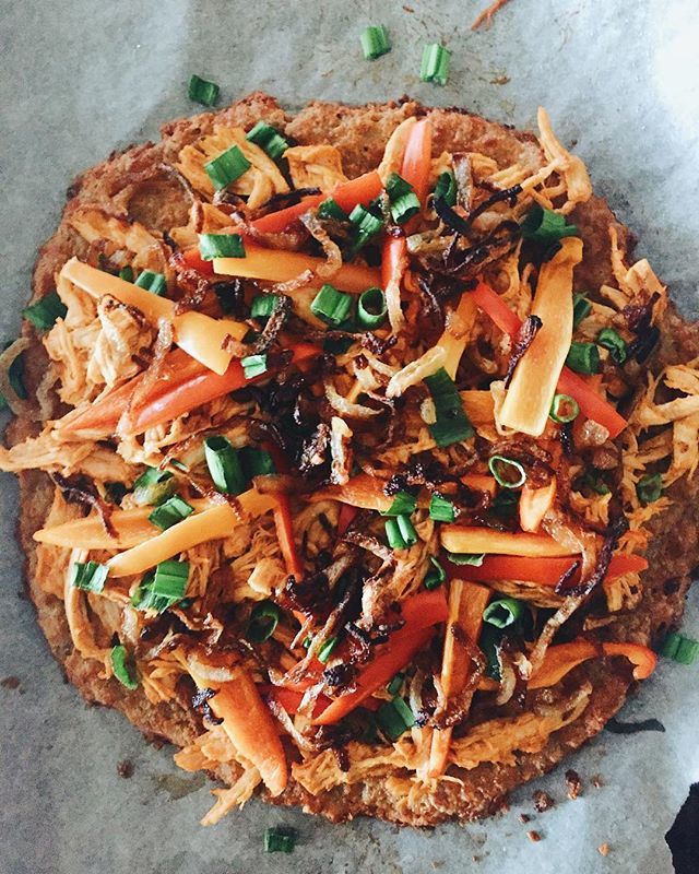 TrainProSteph's tweet image. I went for it tonight with this buffalo chicken pizza. It has a pork rind crust and is topped with shredded chicken tossed in a buffalo sauce, bell peppers, caramelized onions and green onions. We also drizzled it with homemade ranch and some more buffal… ift.tt/2G4wlQ4