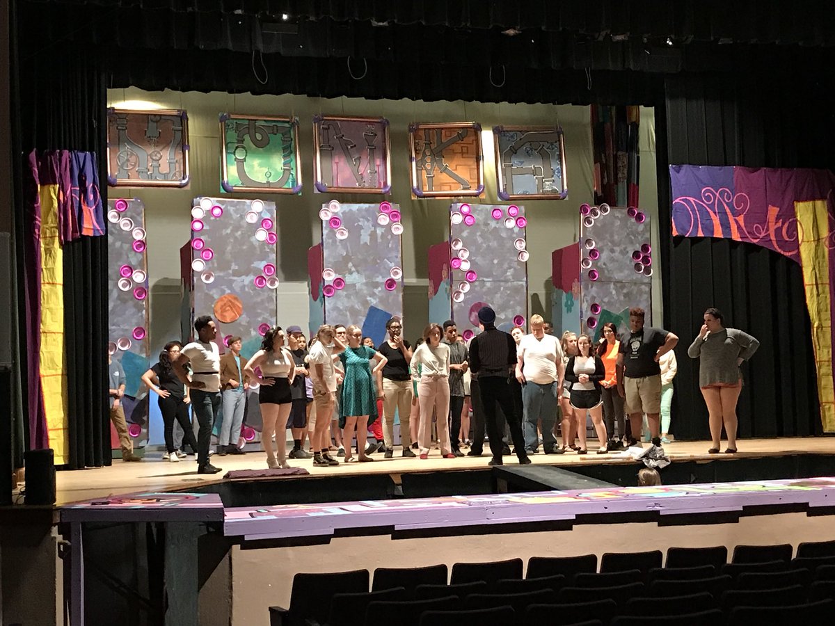 flutist_kim's tweet photo. Opening night #WillyWonka #SlidellHigh #ThespianTroupe775 #oompieloompies https://t.co/SFq3kqYGgA