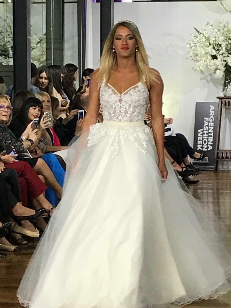 AngeldebritoOk's tweet photo. La Novia y El Novio https://t.co/7ZIXKfKyme