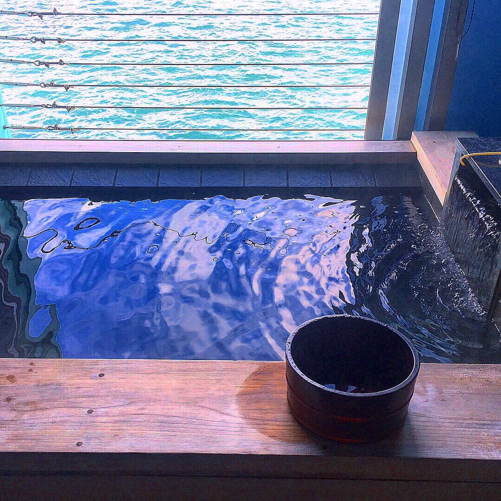 itigoman0815's tweet photo. 旅🌺🌺🌺
そして、天草のスーパーには手羽先がうりようことが1番のおどろき。
しかも、駄菓子コーナー…😳 https://t.co/i1oD0LBlkp