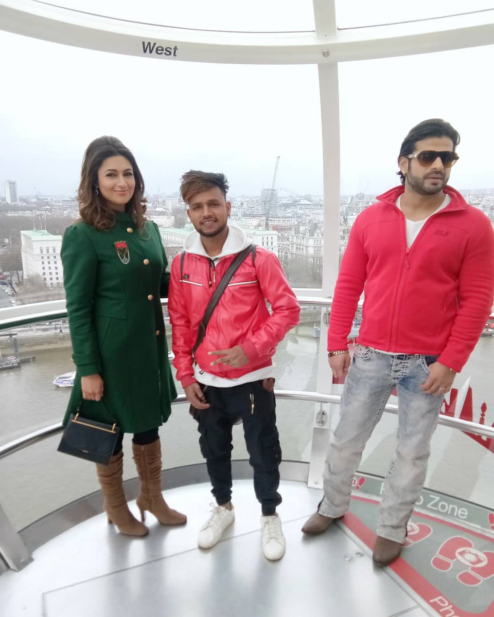 _XRiaX_'s tweet photo. #DivAn..โค๐โค๐
At #LondonEye๐ก
Unlimited Dose of Happiness..
I m just loving this ..๐ค๐๐
London Diaries..
Slayers...๐ฅ๐ฅ๐ฅ
#GorgeousDT n #DashingKP
#YHMInLondon #Day4 #DivAnDay
@Divyanka_T @TheKaranPatel https://t.co/i8TXWwr4h5
