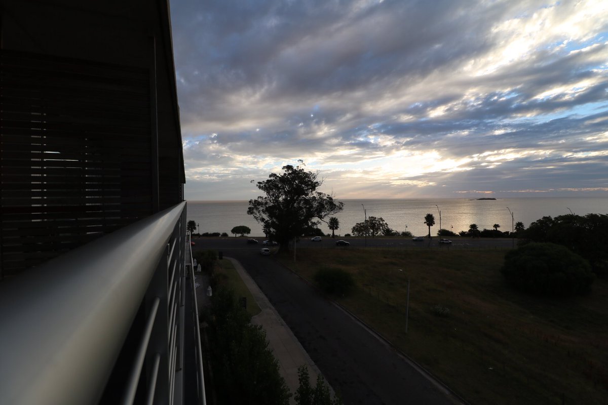 Seguimos com nossa roadtrip pelo Uruguai, e hoje nossa parada foi Colonia del Sacramento, e por aqui estamos hospedados no @hotelcostacolonia e sente só a vista do quarto! 😉👍🏼