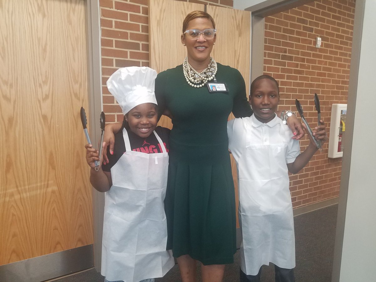 vseville44's tweet photo. It's All About Tomorrow... @APSBoydES Farmer's Market Build. Check It Out We Are So Excited! #BThereOrB◾😊 #Entrepreneurship&Innovation #Organic🍇🍓s&🍅🥕s #WeWillCookItUp! @DrEmilyAMassey @PrincipalK_APS @APS_BoydElemAP @CarstarphenMJ @apsupdate https://t.co/gxBB6RlFZi