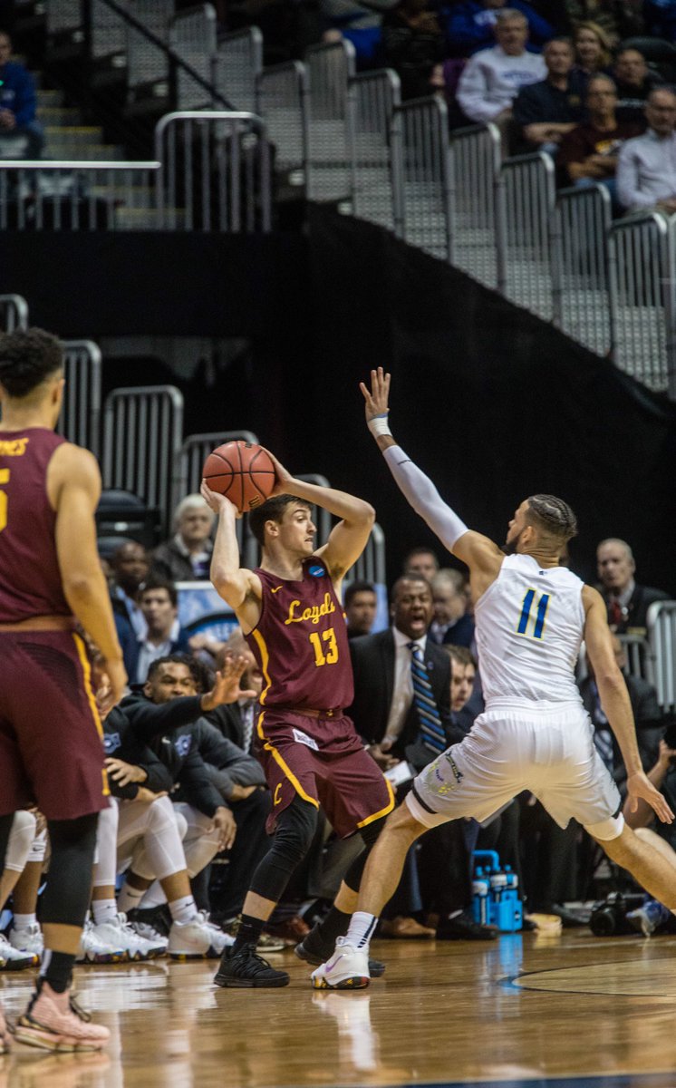 LoyolaChicago's tweet image. An exciting first half. Let’s go @RamblersMBB! 🙌 #OnwardLU 🐺🏀