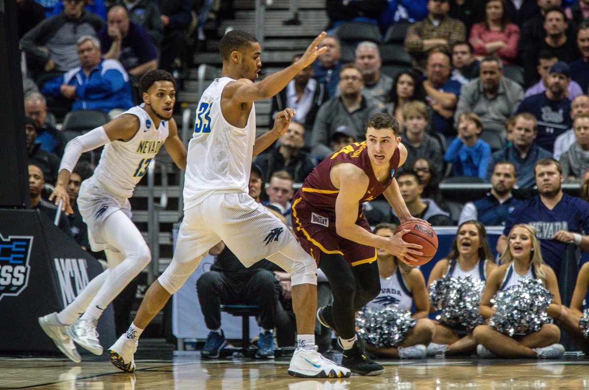 LoyolaChicago's tweet image. An exciting first half. Let’s go @RamblersMBB! 🙌 #OnwardLU 🐺🏀