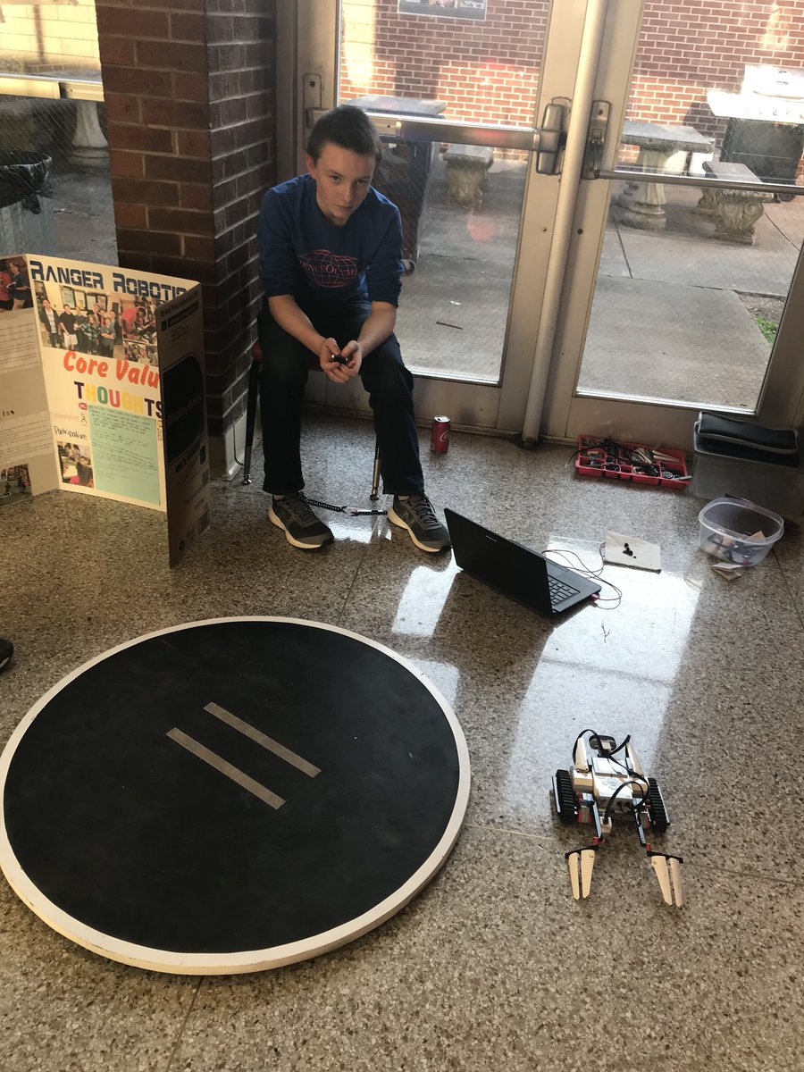 CHS_Baldwin's tweet photo. Sumo warriors @NMSRangerPride #rangerrobotics awesome kids and great teachers @supertracyteach #heexplainedit2whereIcouldunderstandIt https://t.co/DFcpPUPvAu
