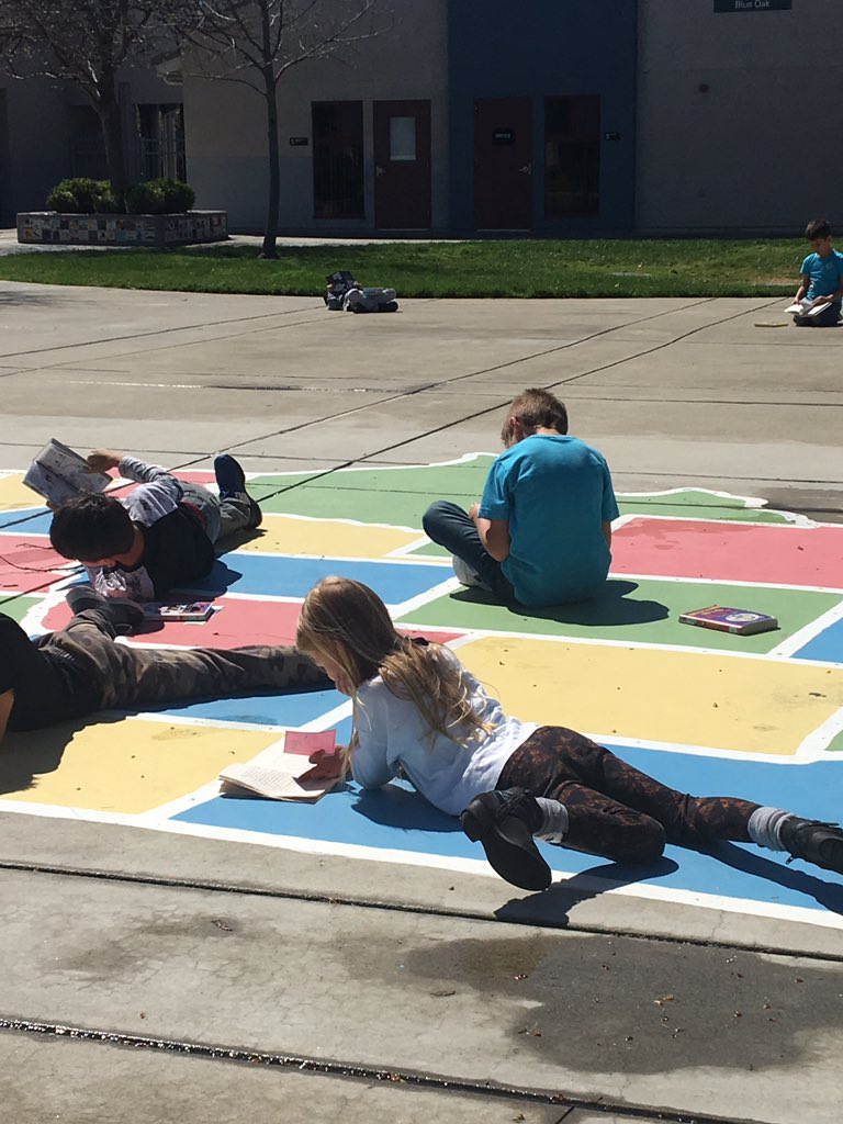 MrsScottMonkeys's tweet photo. Why read inside when you can read outside! #HappySpringReading #2ndGrade @rcsdblueoaks #RCSDchampions https://t.co/tznSEIJGSW