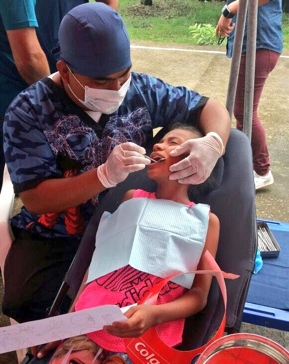 cendemocratico's tweet photo. El Frente de @Salud_CD realizó brigada odontológica en la parroquia Junquillal del cantón #Salitre, donde se atendió a cientos de niños que recibieron tratamientos y chequeos gratuitos. Continuamos recorriendo el #Guayas para atender las necesidades de nuestra gente! https://t.co/p2NttLCc3p