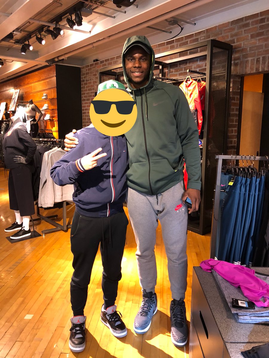 JaySmooth_0's tweet image. たまたまホテルの滞在場所がわかって出待ちしてたらサインとツーショットしてくれた!!
Big Alめっちゃ優しいしスカラブリニはプライベートでも冗談ばっか言ってた🤣🤣
スティーブンスとの話も面白かった💯✅😭