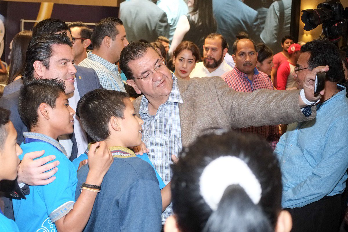 PacoAyon's tweet photo. La lealtad se muestra en los momentos adversos, no cuando todo está bien, hoy aclaré en entrevista en @GDLNoticiasC4 que ni hay distanciamiento, ni hay problemas, yo sigo a las órdenes de mi partido y regresaré a apoyar en el cierre de administración al Gobernador @AristotelesSD. https://t.co/YJ6kQbTZfe