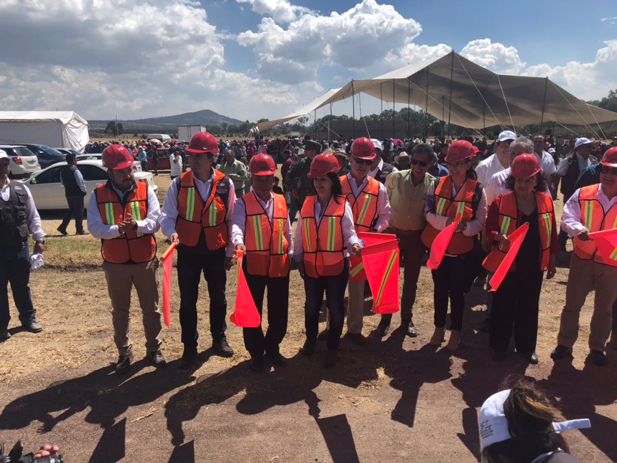 PetSCT's tweet photo. Hoy en Tlaxcala se inicio al Programa de empleo temporal, en compañía del Secretario el Arq. Francisco Romero Ahuatzi y la Directora del centro SCT la Lic. Hortencia Martinez Olivares, el estado cuenta con una inversión de 27.5 MDP generando un total de 1,217 beneficiarios. https://t.co/QtnnmlvhzZ