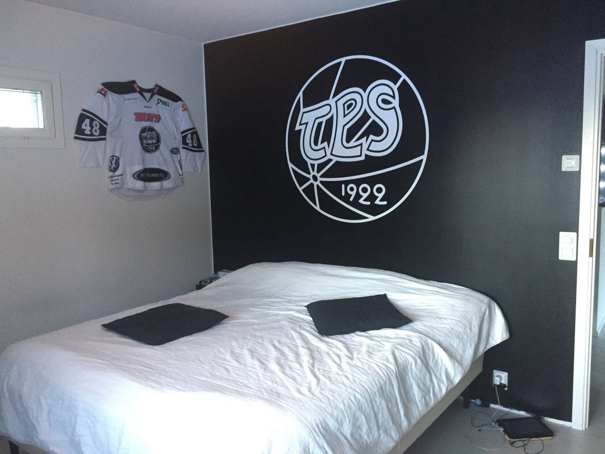 ITM_16's tweet photo. Alkaa makuuhuoneen remontti valmistua parahiks kevättä ajatellen #HCTPS #Liiga #tunnustaväriä #TKOMV jos joltain löytyy Tepsin mestaruus joukkueiden kuvat josta vois kopioida ja kehystää kuvat logon ympärille ni laitappa viestiä et sais viimeisteltyä #ourteam #ourtown #ourtime https://t.co/t9BX4R7bOP