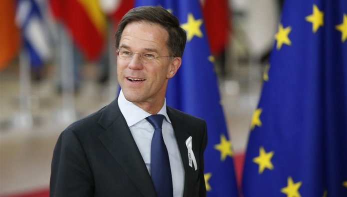 RTLZ's tweet photo. Dit speelt vandaag: EU-top over brexit en toekomst eurozone, dringen aan het Damrak en narcisme heeft ook goede kanten. Dit en meer in #ZFirst https://t.co/kEjyOotIu0 https://t.co/ACfXSzE46C