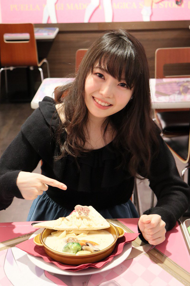セガのお店公式 環いろは役 麻倉ももさんが セガコラボカフェ マギアレコード 魔法少女まどか マギカ外伝 に遊びに来て頂きました カフェ館内にサインも多数いただきました T Co Kvebvva9ny まどか マギアレコード セガコラボカフェ